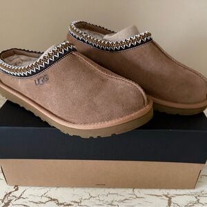 UGG Tasman II Genuine Shearling Lined Slipper – Men’s Size 8 – Chestnut